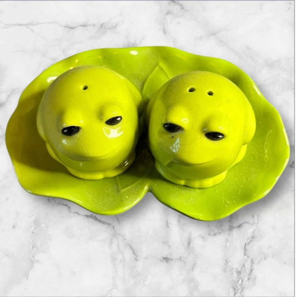 Grasslands road ceramic green frogs on lily pad salt and pepper shakers